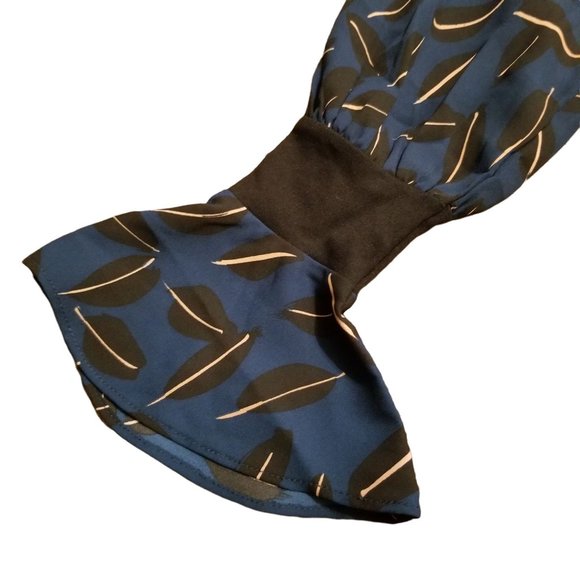 Cabi XS Blue SHADOW LEAF Blouse Top Long Flared Sleeve 3763 - Picture 6 of 7